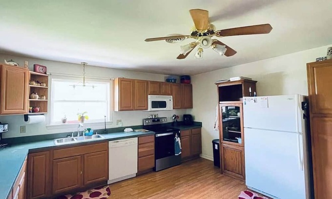 Quincy Apartamento | Spacious 2BR Apt – Families, Couples & Business Travelers