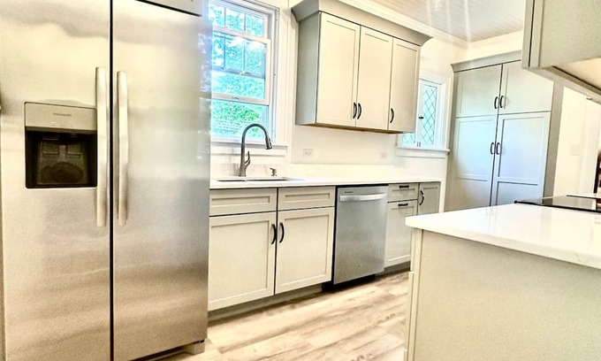 Orono Casa | Modern Kitchen & Classic Charm – Walk to UMaine