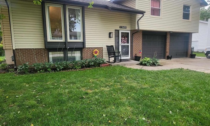 Omaha Casa | Charming 3-bedroom house in lovely Omaha. For Families, backyard, and parking.