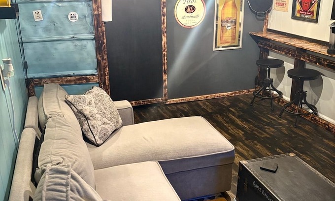 Metamora Casa | Secondary Suite - Private area in basement w/living room and kitchenette