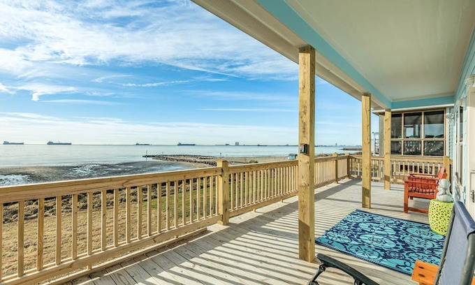 Galveston Casa | Crystal Beach 3BR | Beachfront & Deck