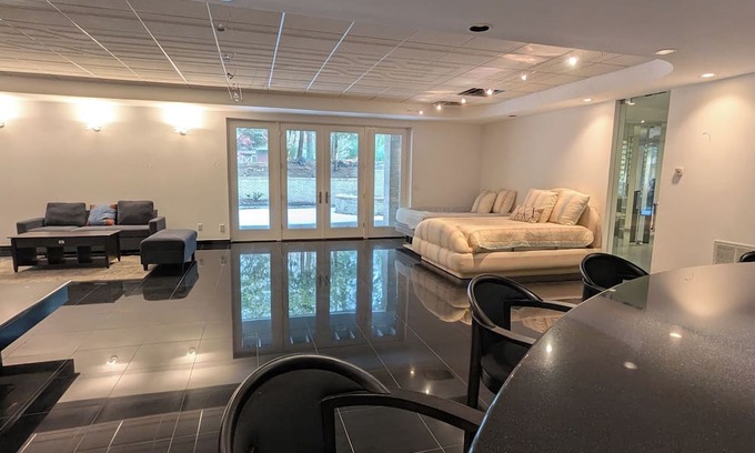 Montville Apartamento | Cozy large space with private Sauna, gym & office in a tranquil neighborhood