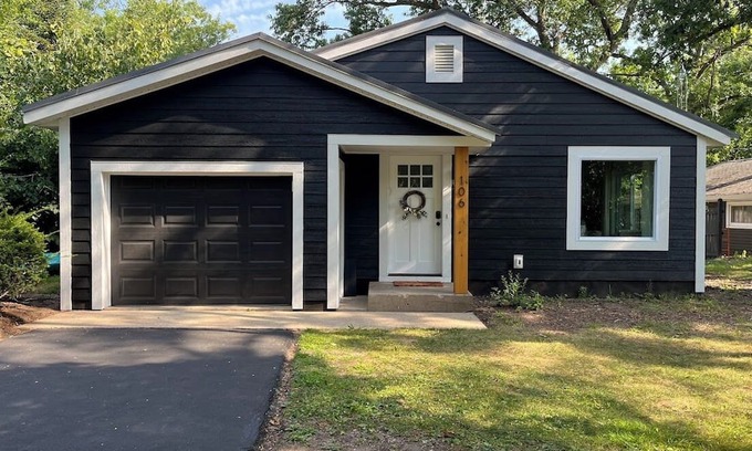 Pardeeville Cabaña | Bears' Den at Park Lake - a charming, inviting space for rest and renewal.