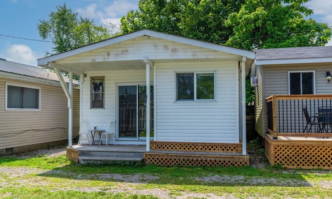 Turkey Point Cabaña | Cottage in Turkey Point - beachfront