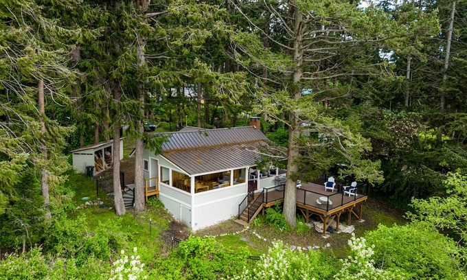 Freeland Casa | Charming waterfront home with fire pit and access to private beach