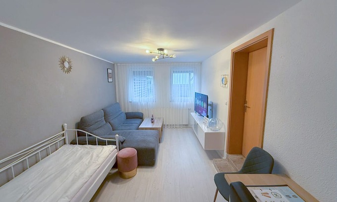 Knittlingen Apartamento | Holiday Apartment 'Knittlingen' Dishwasher, Washing Machine, FREE Wifi, Private Parking
