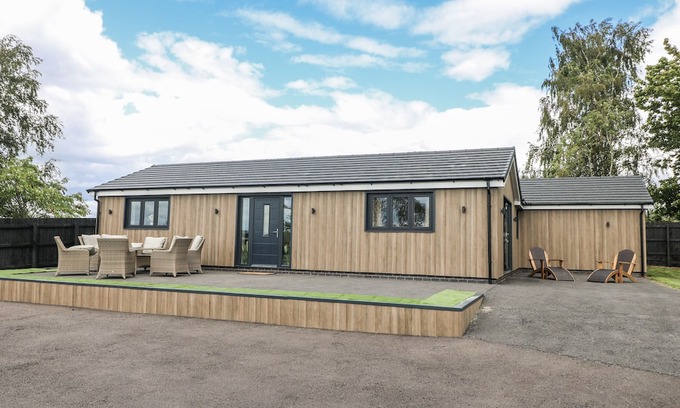 Harlaston Cabaña | FIELDS VIEW, family friendly, character holiday cottage in Alrewas