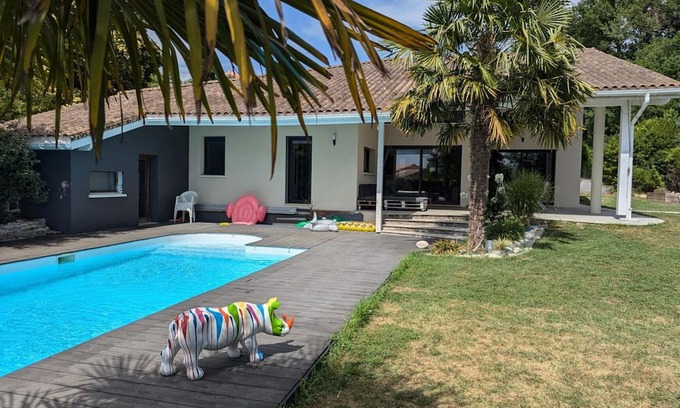 Soyaux Cabaña | Casa moderna en Soyaux con piscina privada y parking