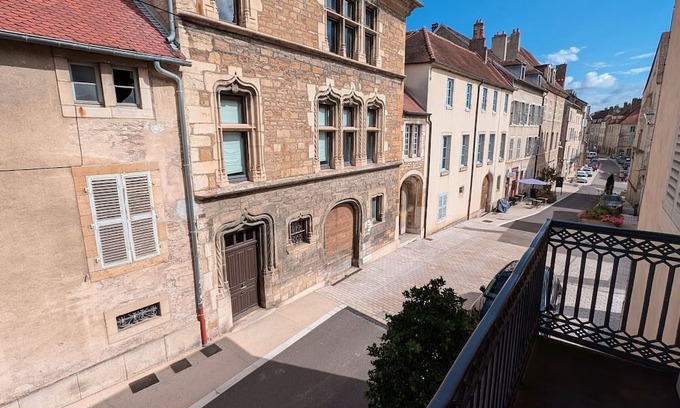 Vesoul Cabaña | Encantador apartamento en el corazón de Vesoul con parking privado