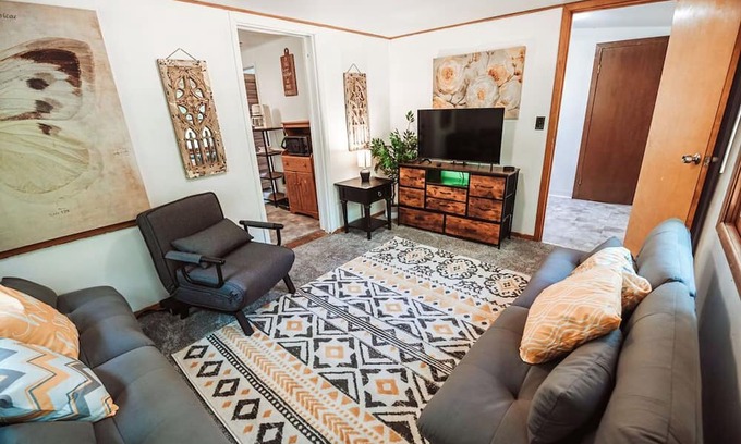 Arkdale Cabina | Enchanting bee inspired 2-bedroom cabin in Arkdale