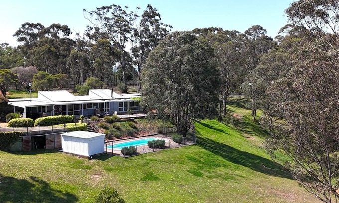 Lovedale Casa | Englewood Ridge - A country classic in scenic Lovedale