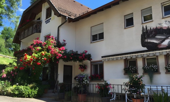 Freiamt Apartamento | Apartment 'No. 2 Rotkelchen' with Shared Terrace, Shared Garden and Wi-Fi