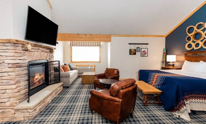 Mammoth Lakes Hotel | Scenic Alpine Room Near Mammoth Mountain, Great for Skiing and Lake Walks