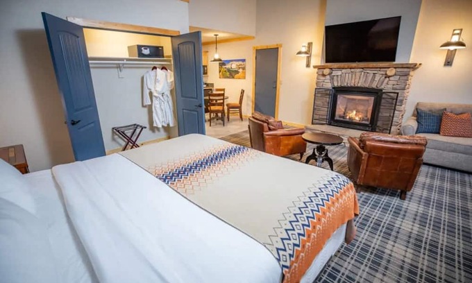 Mammoth Lakes Hotel | Relax in Mountain View Room Near Trails & Mammoth Ski Areas for Getaways
