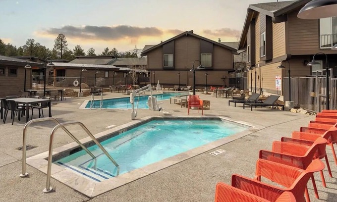 Mammoth Lakes Hotel | Retreat Steps From Devils Postpile National Monument & Scenic Trailheads