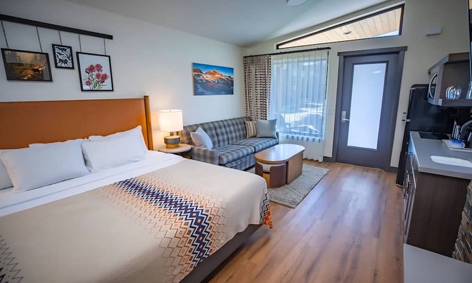 Mammoth Lakes Hotel | Room Near Yosemite Tioga Pass, Ski Rentals, Local Dining & Scenic Trailheads