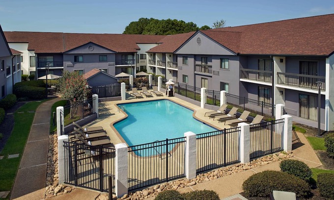 Norcross Hotel | Pet Friendly ADA King Room w/Free Parking, Swimming Pool & Gym Access!