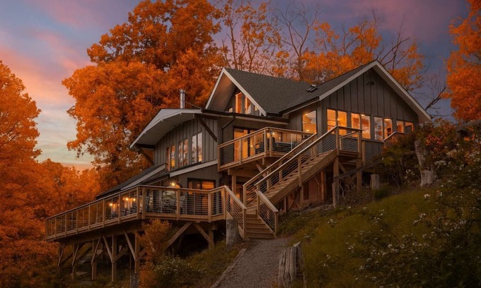 Fishers Hill Cabina | New: Luxury Retreat w/Hot Tub, Grill, Fire Pit, & More on Shenandoah River