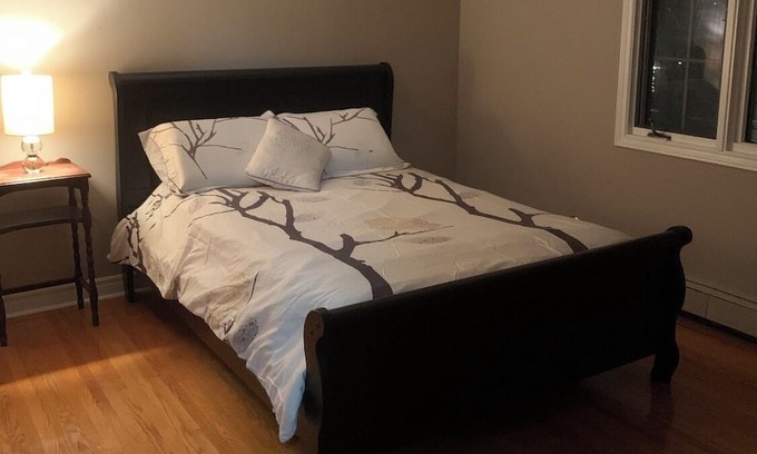 Guelph Casa | University of Guelph-2km nDetached home on a private cul de sac, 2500 sq ft.