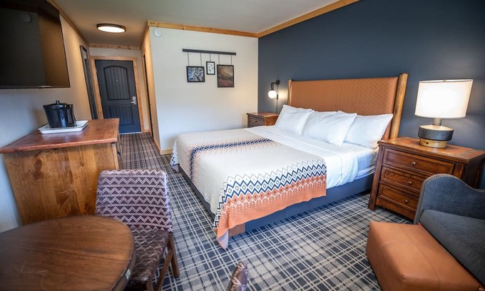 Mammoth Lakes Hotel | Rustic Alpine Room Near Mammoth Mountain, Perfect for Relaxing After Ski Days