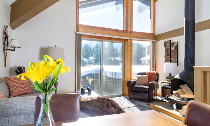 Mammoth Lakes Hotel | Pet-Friendly Alpine Escape with Kitchen Near Trails & Mammoth Mountain