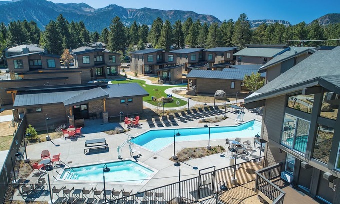 Mammoth Lakes Hotel | Nature-Focused Alpine Room Near Scenic Lakes & Mammoth Mountain Ski Areas