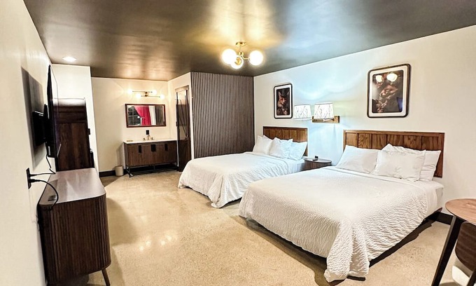 Lawrenceburg Hotel | Boutique Motel with cozy nature inspired mid century design