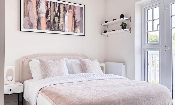 Reading Casa | Stylish 4BR Home, Serene and Central.