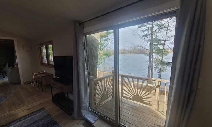 Turtle Lake Cabina | Welcoming & updated Lakefront cabin with AC in Turtle Lake - 2 bedrooms