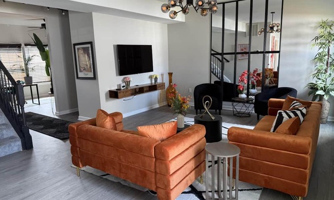 Newport News Casa | -NEW- Beautiful, Cozy & stylish home with office-for your family! Pet Friendly!