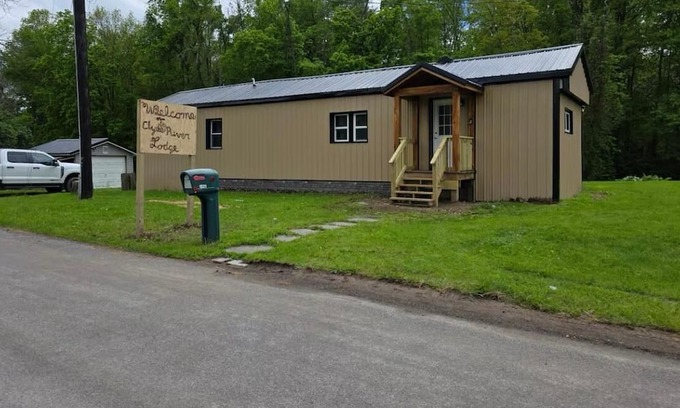 South Butler Cabina | Charming Cabin in Clyde, with a relaxing hot tub!