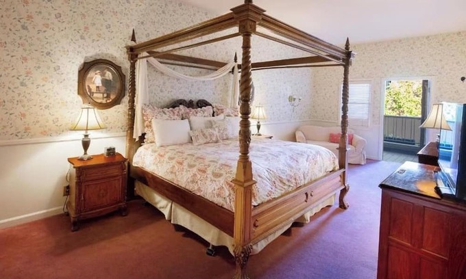 Santa Rosa Hotel | Explore Redwoods + Wineries from a Spacious Santa Rosa Room w/Modern Amenities