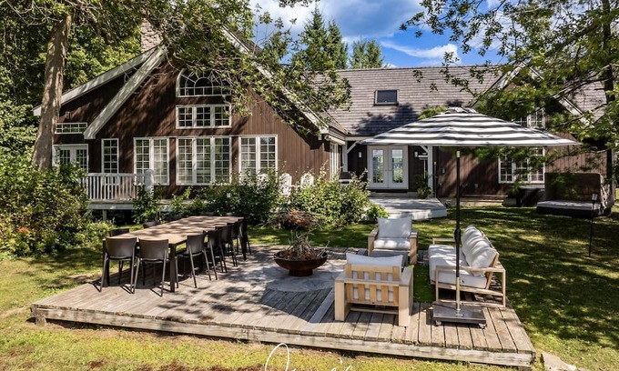 Gravenhurst Cabaña | Unique 4 bed 5 bath cottage with 3 bed 2 bath guest cottage on Lake Muskoka