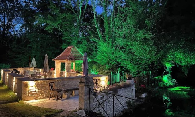 Champagne-et-Fontaine Apartamento | Stunning river terrace apartment