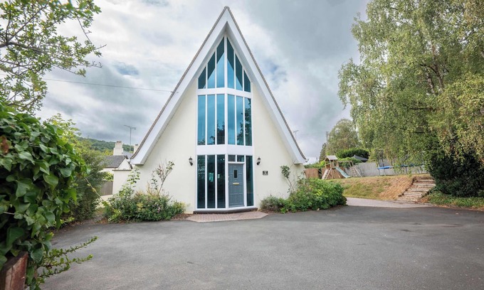 Whitchurch Casa | Perfect Retreat With Parking, Garden & Great Views