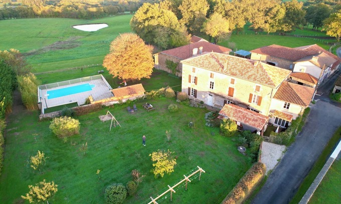 La Peruse Casa | Holiday home in a monumental Charente house.