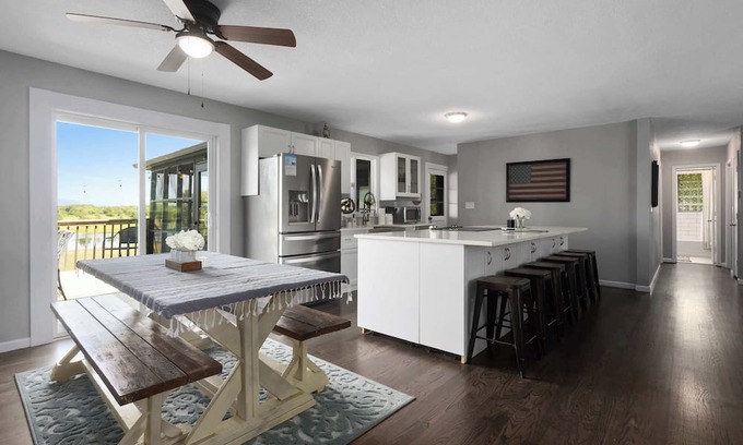 Cass County Casa | 4BR 20-Acre Country Retreat with Private FishPond