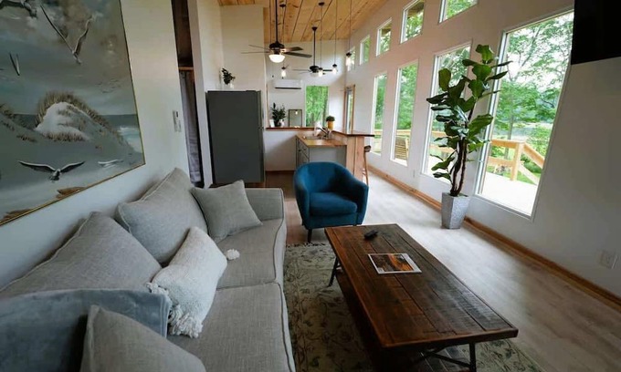 Locustville Cabaña | Luxe 2BR Cabin w/Deck + Creek View | Working Farm