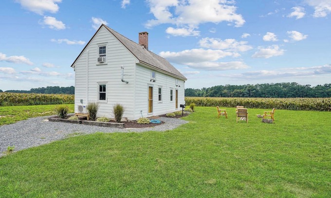 Locustville Cabina | Charming 2BR w/Fire Pit on Farm | 10 Min to Wharf