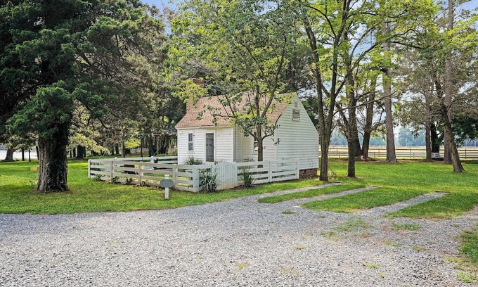 Locustville Apartamento | Sweet 1BDR Farm Cottage w/Fire Pit + Creek View