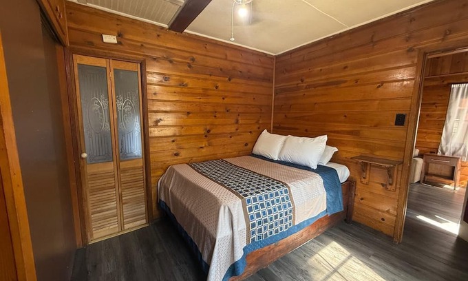 Crestline Cabina | Crest Lodge Historic Mountain Inn - Blue Jay