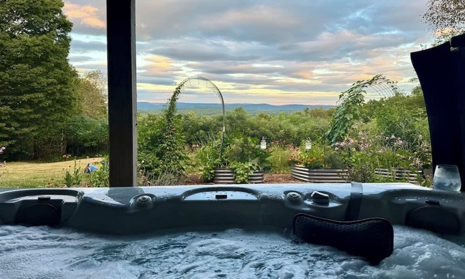 Farmington Apartamento | Cozy garden retreat in the Western Maine foothills