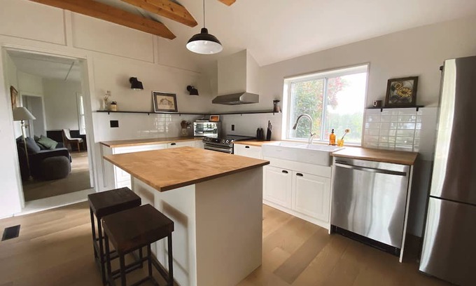 Grey Highlands Otro | Highland Woods Farm 4BR w/ Private Lake, Sauna and Hot Tub in the Grey Highlands