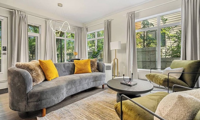 Whyte ave Condominio | Walk to Whyte Ave, river views, and UofA Hospital from your cozy suite
