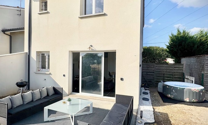 Ambares-et-Lagrave Casa | WHOLE HOUSE JACUZZI RECEPTION OPEN 24/7