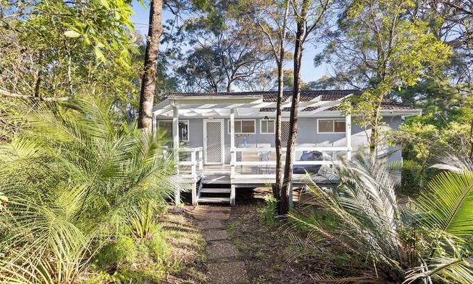 Mossy Point Casa | A classic beach house with waterfront access and a 5min walk to the beach