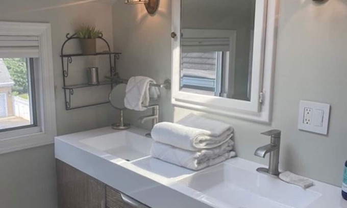 Greenwich Apartamento | Large, Quiet and Sunny Studio Downtown Greenwich, CT