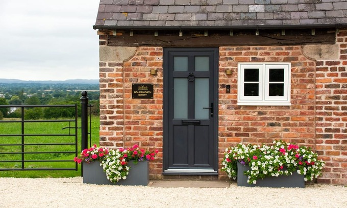 Burwardsley Cabaña | Bolesworth Bothy - sleeps 2 guests in 1 bedroom