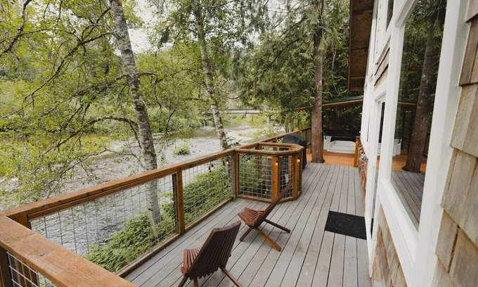 Lewis County Apartamento | Riverfront Cabin-Hot Tub-Firepit-BBQ-Tilton River