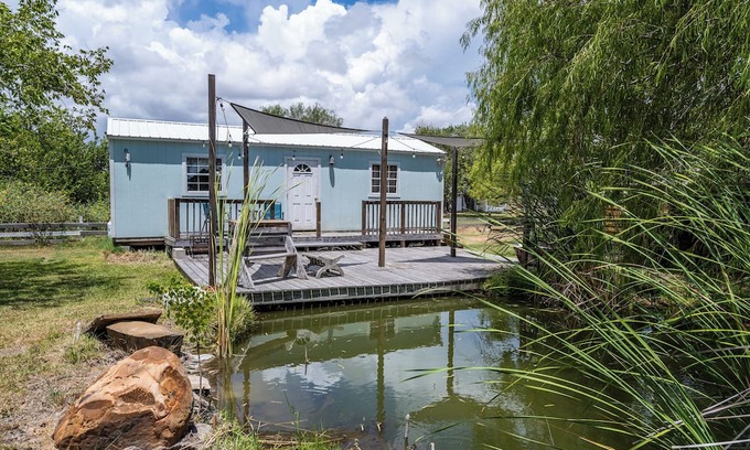 Ingleside Cabina | Charming Pondside tiny home in enjoyable Ingleside. Just minutes from the beach